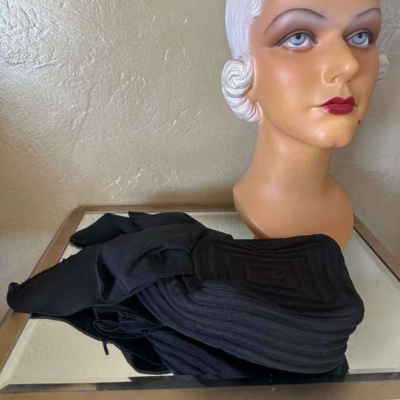 BEGUILING 1930s\'  TOPSTITCHED BLACK FABRIC TILT HAT WITH WIDE BOW/STREAMERS main image 12
